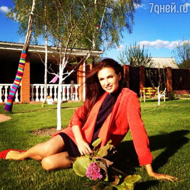 Эвелина Бледанс в своем загородном доме