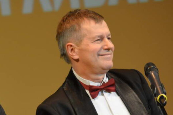 Игорь Ливанов получил в подарок живого породистого петуха