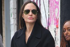 Анджелина Джоли не дает забыть о себе Брэду Питту