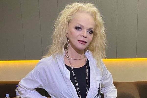 Разошлась! Долина с голым животом энергично покрутила бедрами в танце