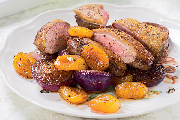 Рецепты от Юлии Высоцкой: Утиные грудки с курагой, модный салат с чечевицей и брынзой, воздушный шоколадный пирог