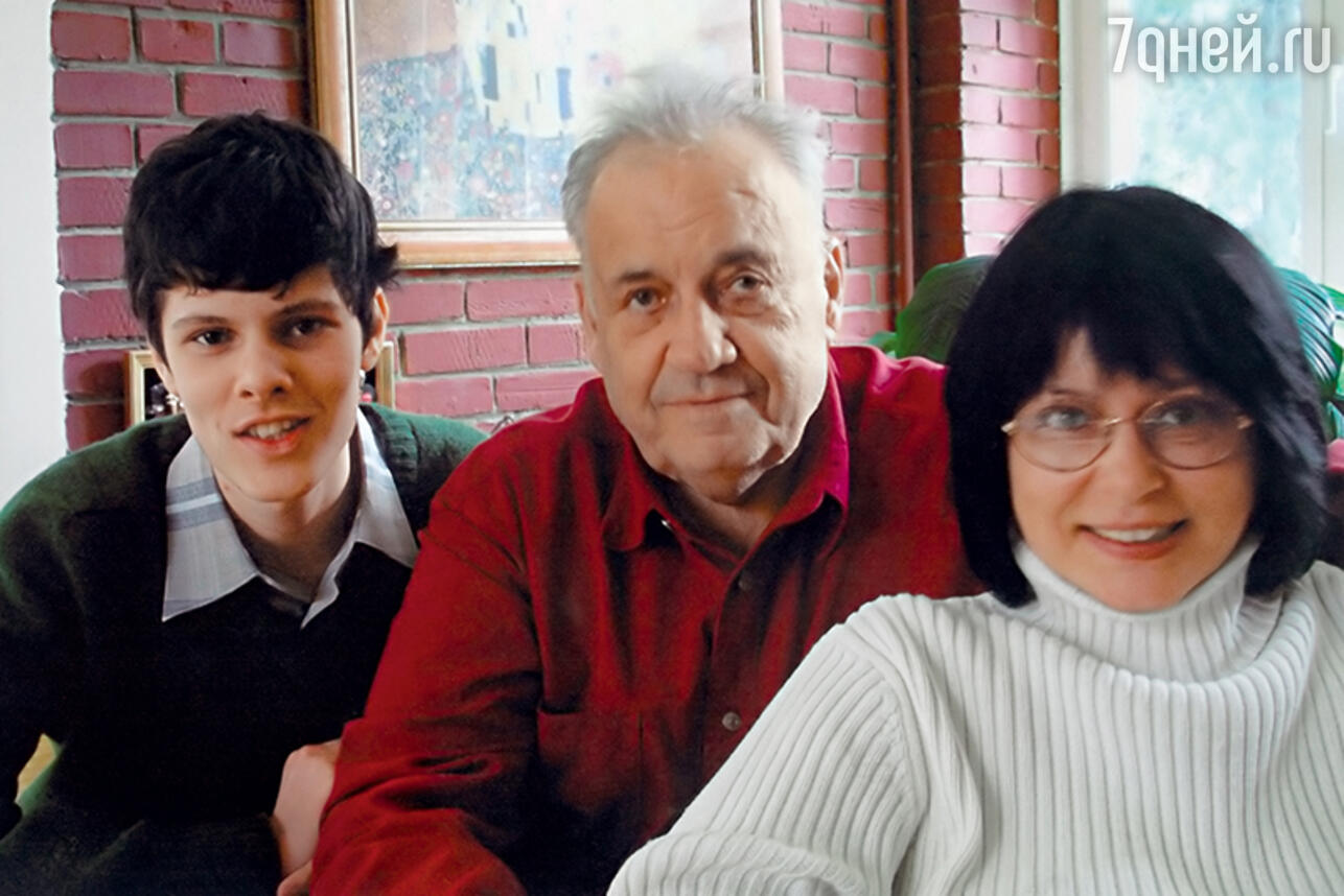 Эльдар Рязанов с дочерью и внуком