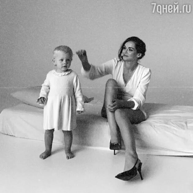 Софья Синицина с дочкой - фото