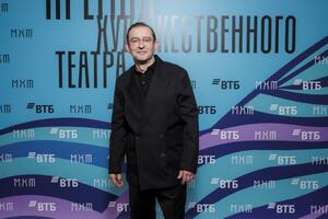 Беременная Шпица, лохматый Петров и Хабенский в новой должности: звезды на премии МХТ