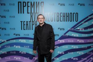 Беременная Шпица, лохматый Петров и Хабенский в новой должности: звезды на премии МХТ