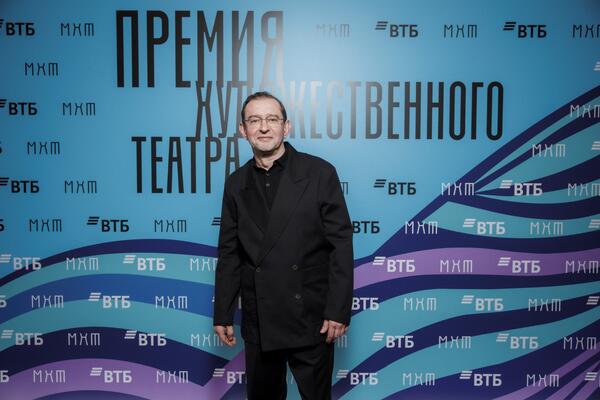 Беременная Шпица, лохматый Петров и Хабенский в новой должности: звезды на премии МХТ