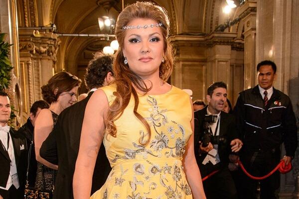 Анна Нетребко покрасила волосы в зеленый цвет