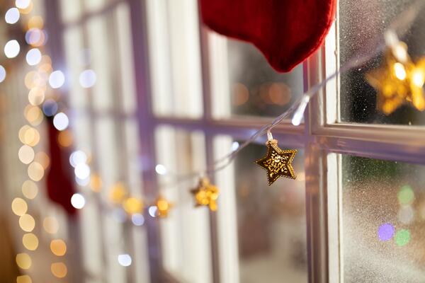 Как украсить окно к Новому году: топ-8 креативных идей