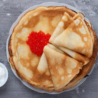 Сколько стоит приготовить блины с икрой на Масленицу для всей семьи — цены и кулинарные советы