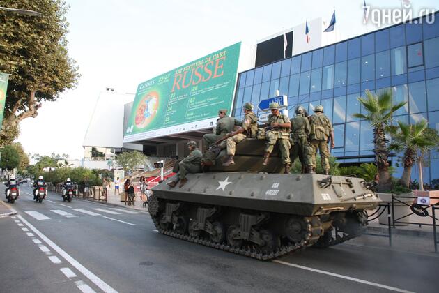 Парад старой военной техники в День освобождения Канн