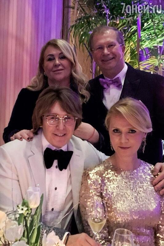 Не боится остаться вдовой? Жена Малахова только молодеет