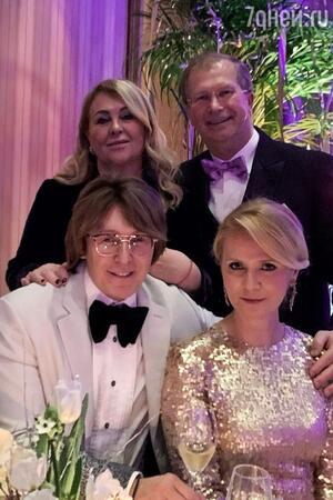 Андрей Малахов с женой Натальей Шкулевой, тестем и тещей — фото