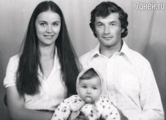 Оксана Федорова с мамой Еленой и папой Геннадием. 1978 год