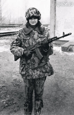 Будущая «Мисс Вселенная» — курсант школы милиции. Псков, 1996 год