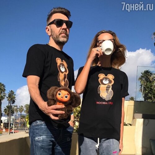 Сергей Шнуров в Америке не расстается с советскими символами