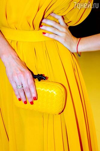 Саша Савельева с клатчем от Bottega Veneta