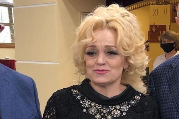 «Овал подтянули, брыли убрали»: помолодевшая Кадышева ошеломила своим видом