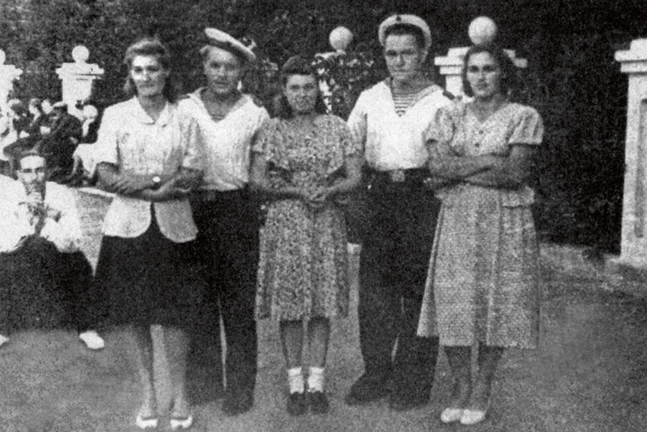 Нонна Мордюкова в Ейске (крайняя справа)