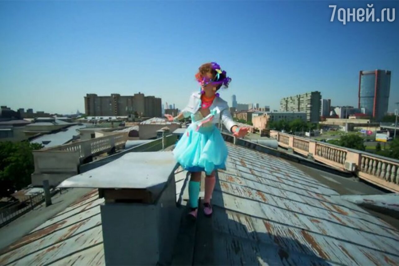 Видео снято в популярной сегодня технике stop-motion и рассказывает историю необычной девушки, которая путешествует по квартирам города и причудливо запутывает судьбы местных жителей