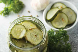Маринованные огурчики с чесноком: рецепт культовой заготовки на скорую руку