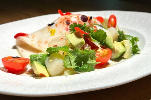 Мода, высокая кухня и ценности осознанного образа жизни — в яркой коллаборации бренда одежды и ресторана