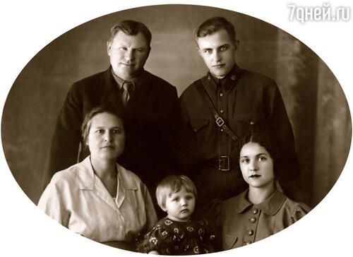 Я с папой, мамой, бабушкой и ее мужем