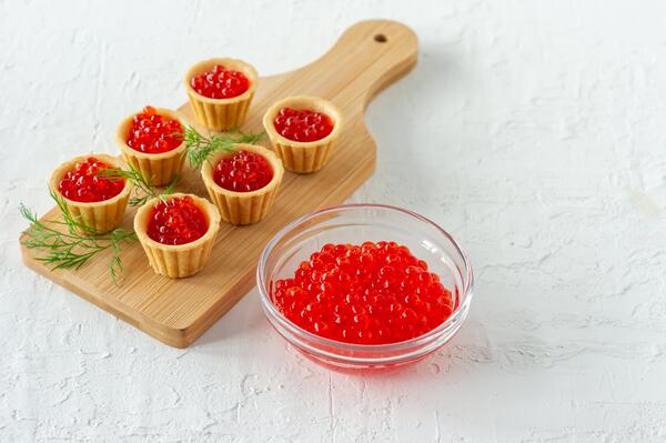 Не промахнитесь при выборе: как отличить поддельную красную икру от настоящей  