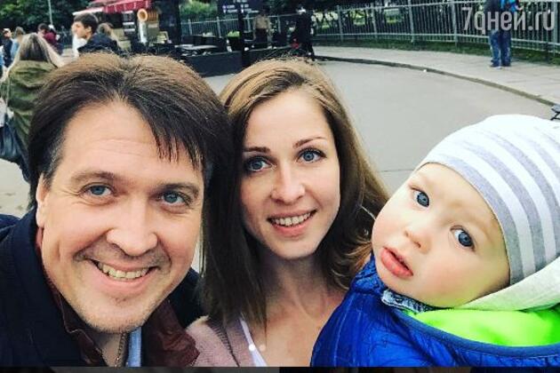 Денис Матросов с женой Ольгой и сыном