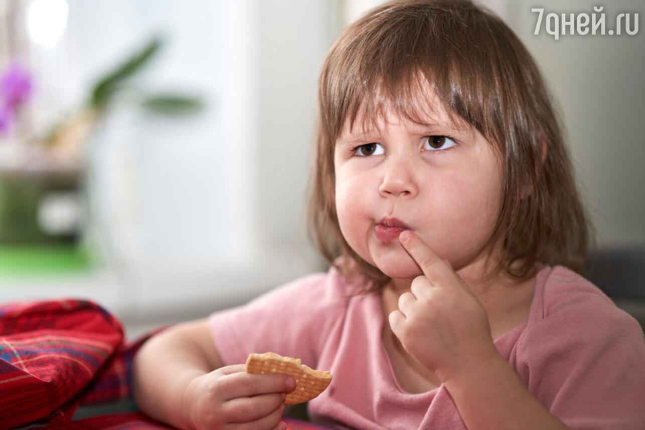 ребенок ест крекер
