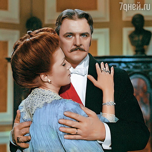 «Яковлев был настоящий джентльмен, барин! Когда он шел по Арбату в шарфике, с тростью, оставляя за собой аромат хорошего одеколона, не было ни одной женщины, которая бы не оглянулась» Юрий Яковлев и Анна Твеленева в фильме «Идеальный муж». 1980 г.