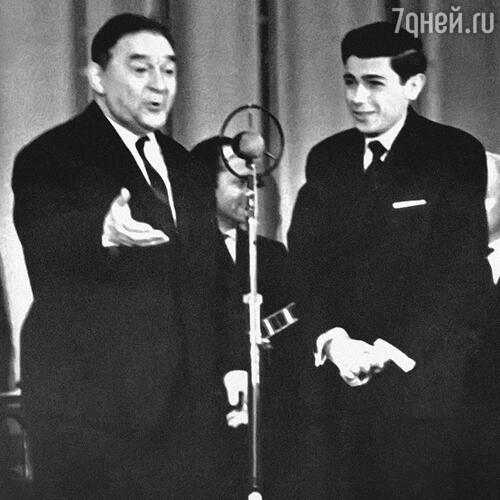 «Евгений Петросян тоже ведь работал тогда у Утесова — конферансье» Леонид Утесов и Евгений Петросян на концерте. 1969 г.