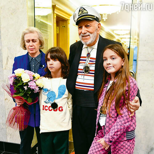 «Дети хорошие и, несмотря ни на что, не избалованные. А ведь папа их страшно балует. Но я сопротивляюсь как могу. Сам Филипп, его друзья и поклонники дарят Алле-Виктории и Мартину столько игрушек, что мы уже три-четыре детских дома наполнили ими» С женой Людмилой и внуками Мартином и Аллой-Викторией
