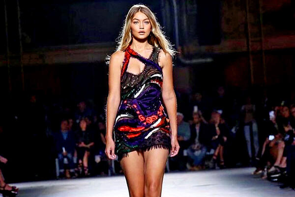  Versace:   