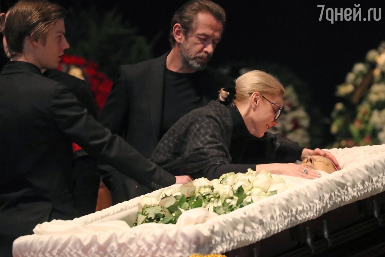 С кем рядом похоронен ширвиндт. Похороны Олега Табакова похороны.