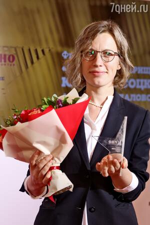 Дочь Андрона Кончаловского Дарья с наградой для отца