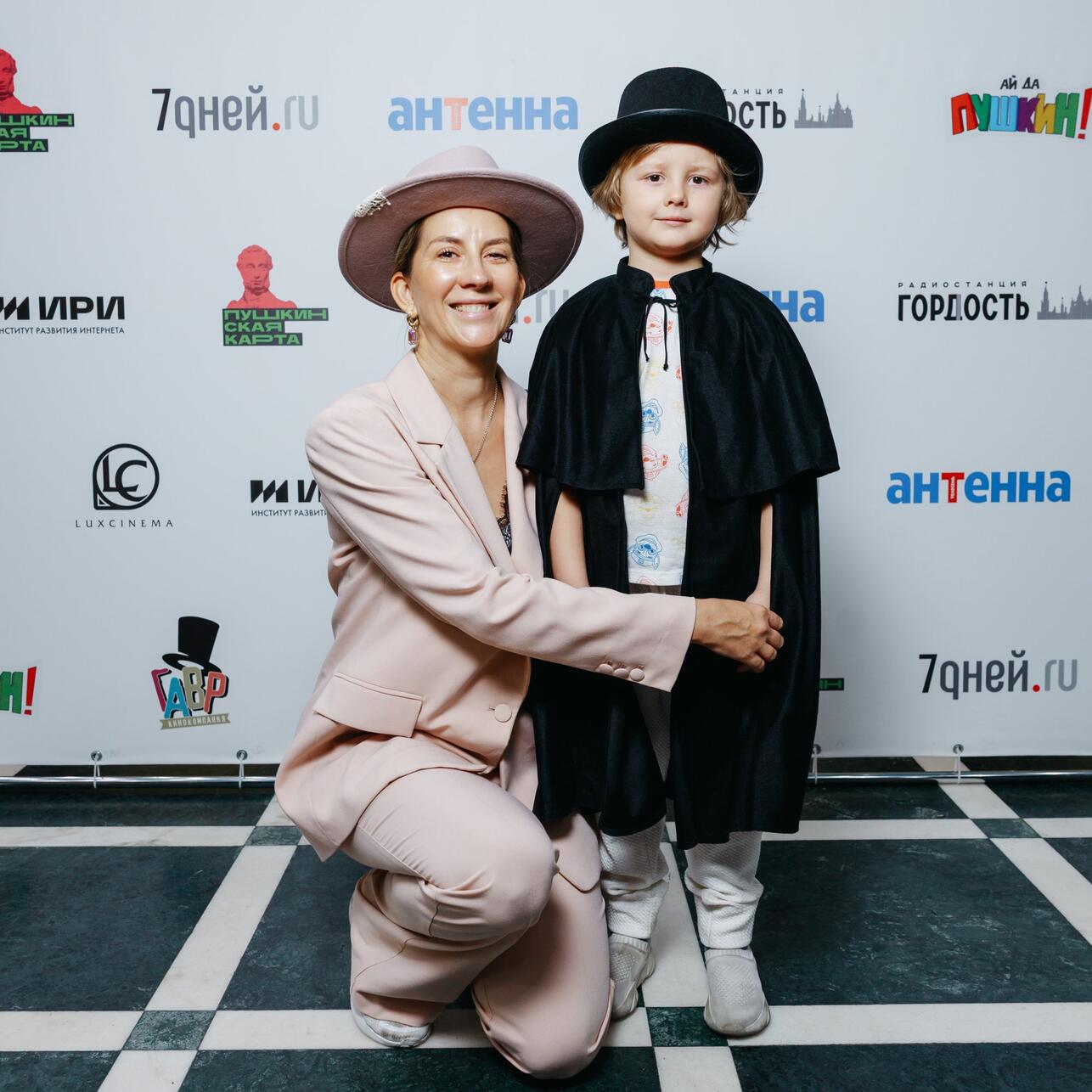 Ваня Тихомиров с мамой Мариной Вольхиной фото