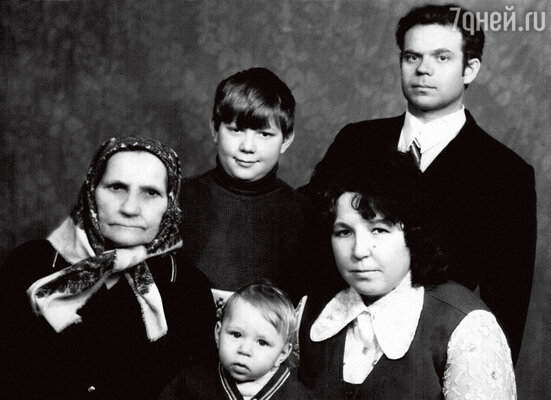 С мамой Валентиной Григорьевной, отцом Александром Николаевичем, старшим братом Женей и бабушкой Машей. 1976 г. 