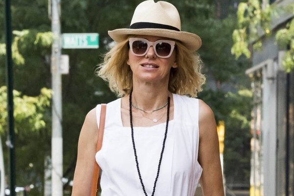 Образ дня: Наоми Уоттс в белом сарафане