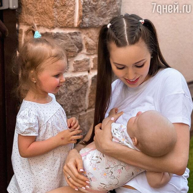 Анастасия Костенко с двумя дочками