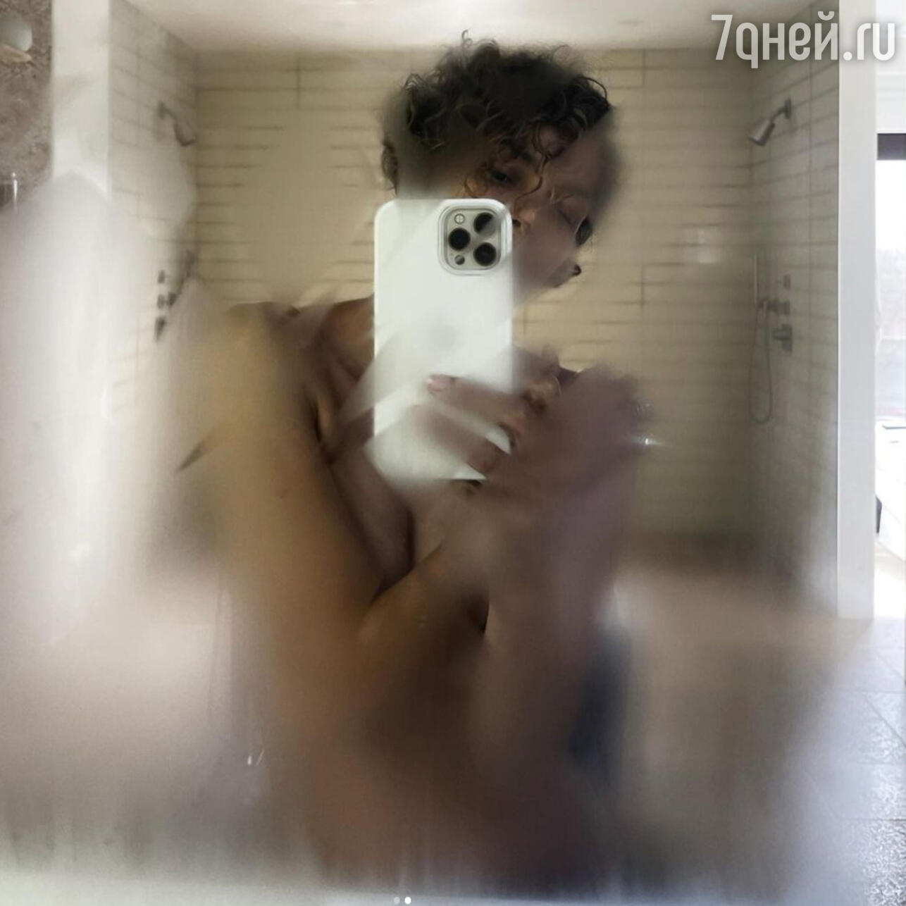 Холли Берри голая в ванной