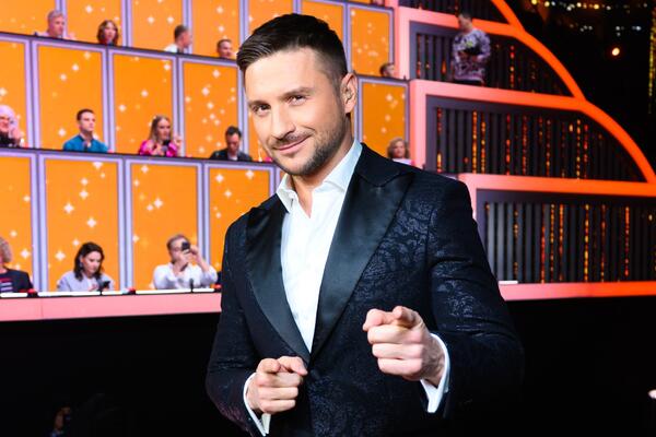 Улучил момент и схватил за грудь: такого распутства от Лазарева никто не ожидал