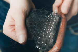 Если пылесос не справляется: как очистить пол и мебель от длинных женских волос