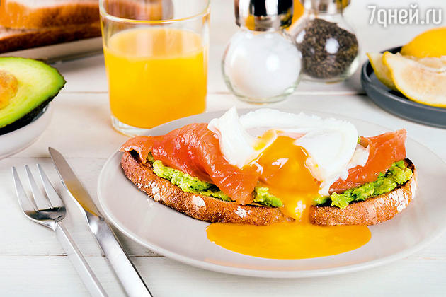 Тост с яйцом пашот и рыбой