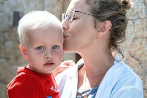 Ксения Собчак запечатлела первый поцелуй трехлетнего сына