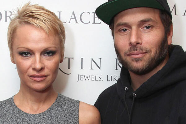 Памела Андерсон забрала заявление о разводе с мужем 