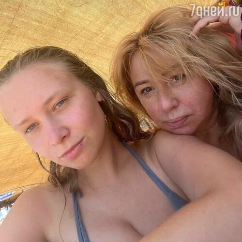 Алена Апина с дочерью 