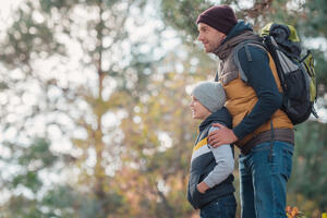 Родители-вертолеты: кто они и почему «кружат» над детьми?