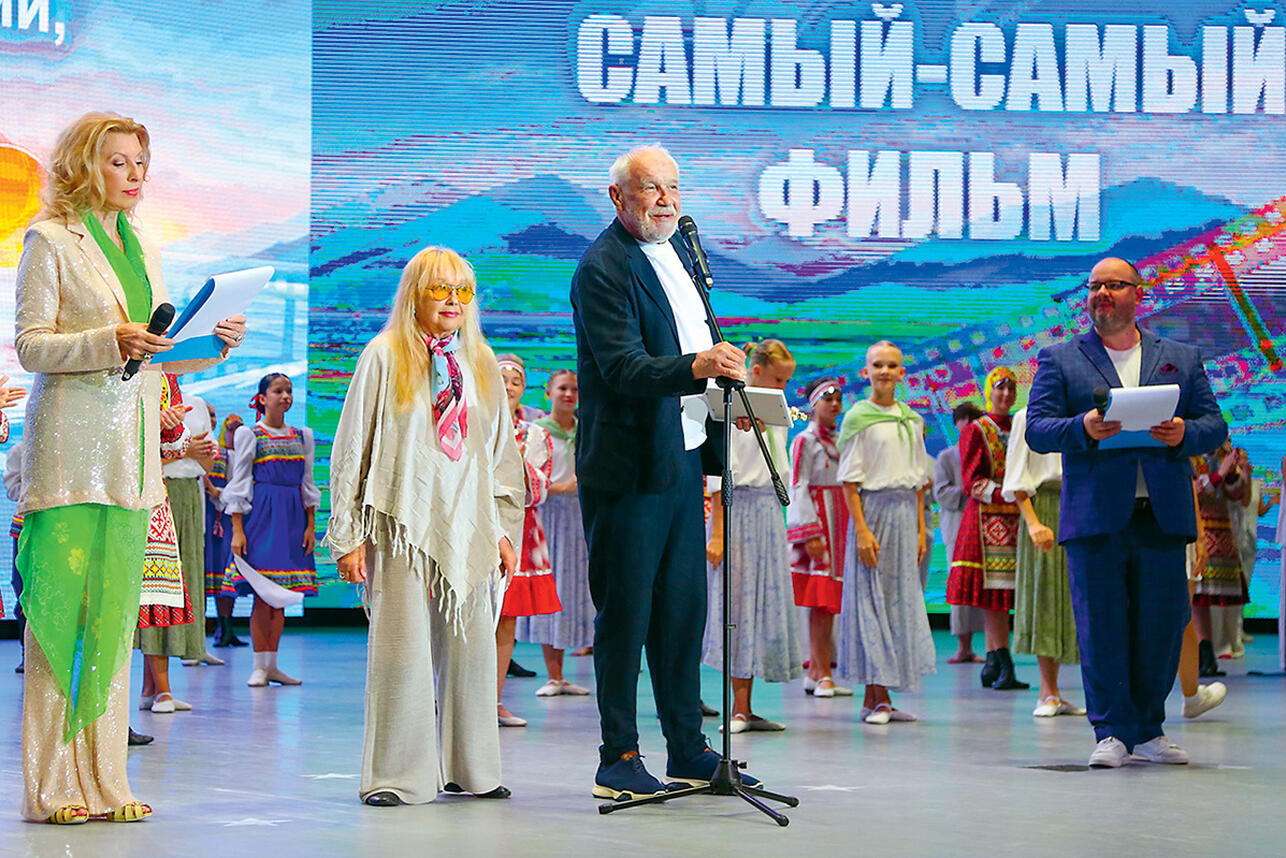 С Евгенией Бордзиловской, Натальей Гвоздиковой и Владиславом Дунаевым  на фестивале «Алые паруса». 2026 г.