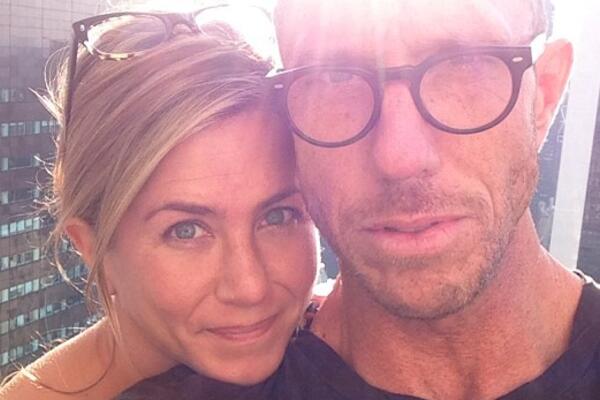 Стилист Энистон опубликовал ее фото без макияжа