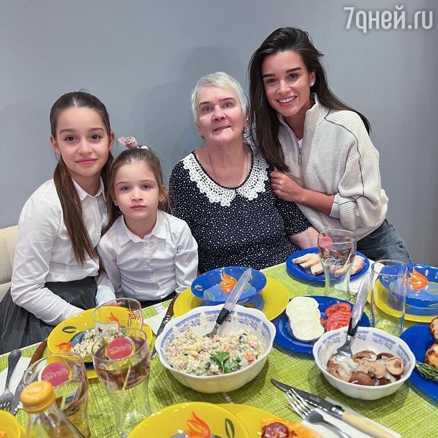 Ксения Бородина с бабушкой и дочерьми — фото